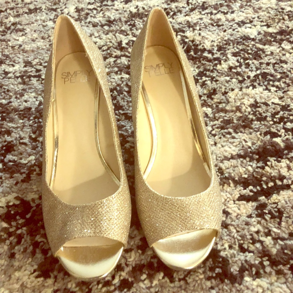 Golden peep toe wage 71/2